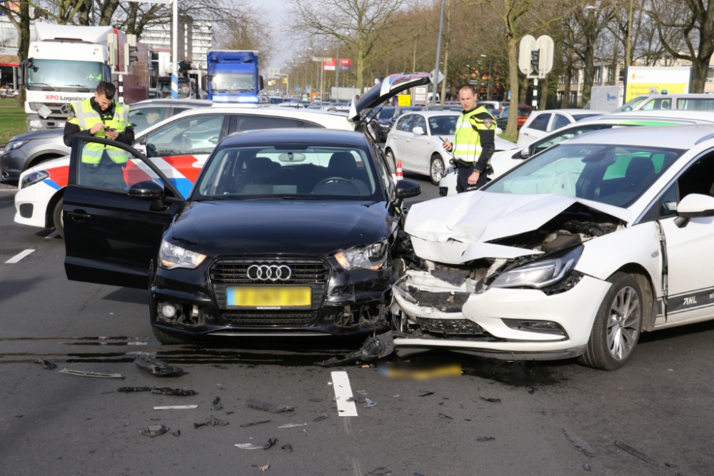 Verkeerschaos na aanrijding op &#039;s-Gravelandseweg