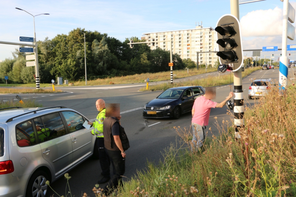 Auto rijdt tegen verkeerslicht