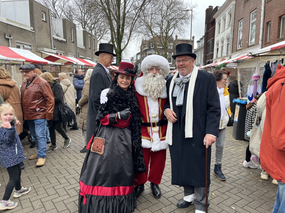 Kerstliederen, kostuums en heel veel kraampjes: kerstsfeer op het Dickensfestijn zit er goed in