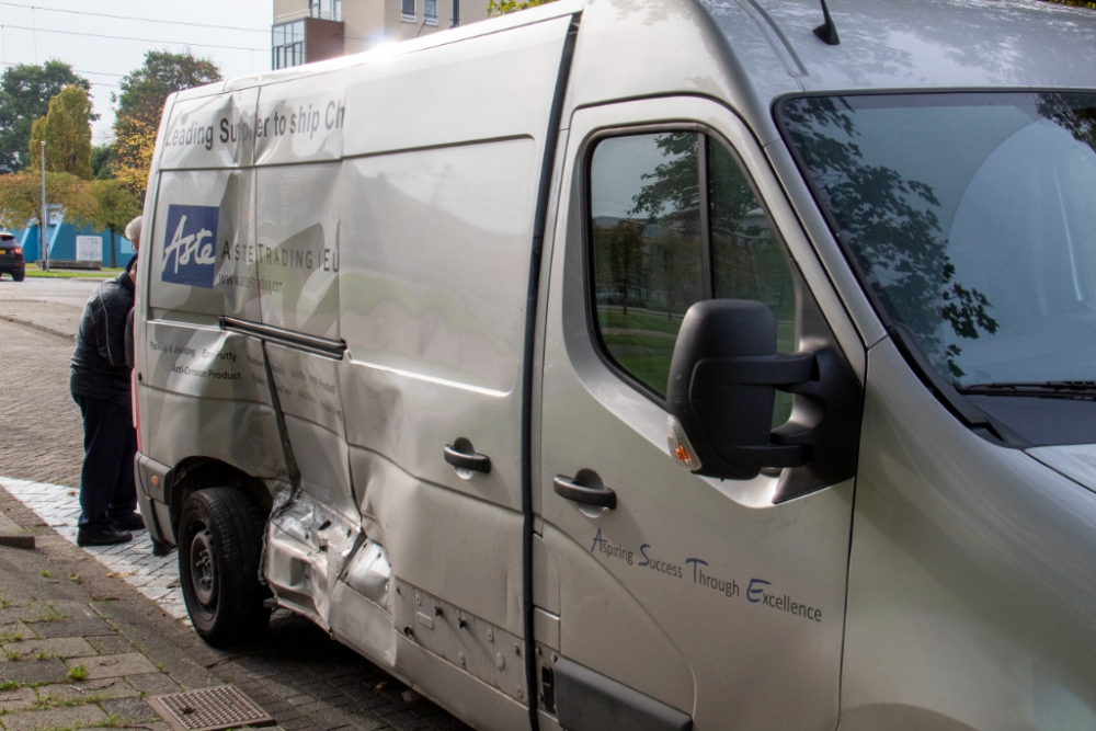 Veel schade na aanrijding bus en tram op Burgemeester van Haarenlaan