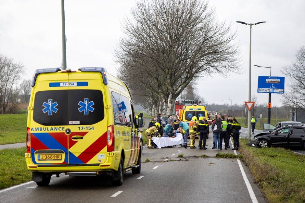 Meerdere gewonden bij aanrijding met drie auto&#039;s op Maassluissedijk