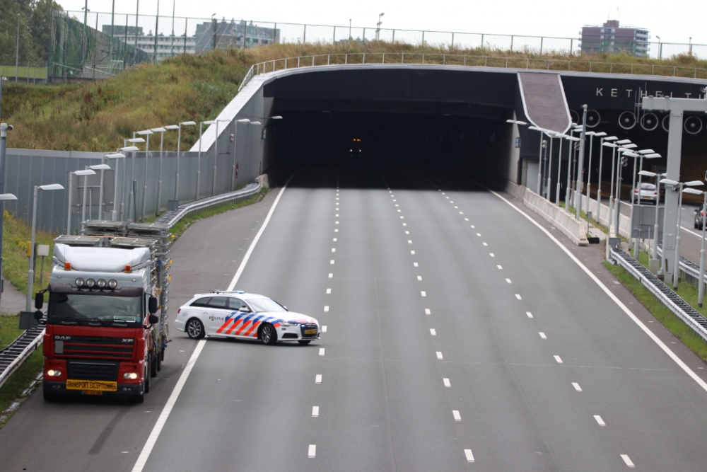 Ketheltunnel richting Delft dicht na aanrijding