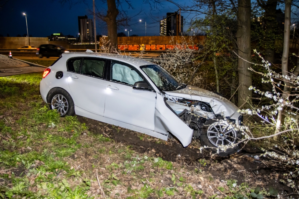 &#039;Bekende van de politie&#039; vergeet bocht op snelweg en laat auto vliegen