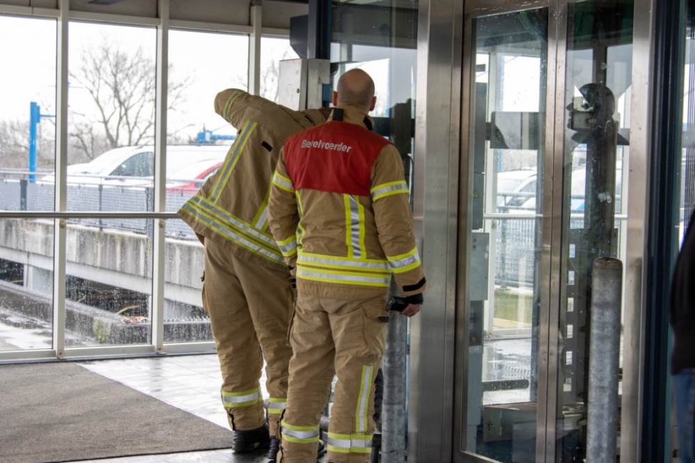 Man en vrouw zitten half uur vast in lift in winkelcentrum