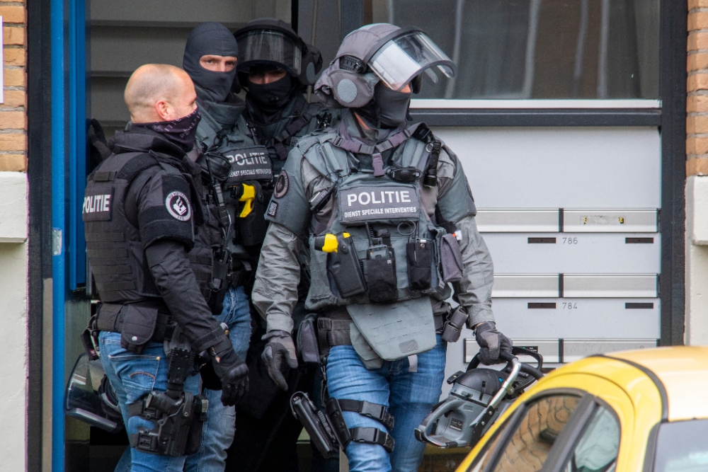 Arrestatieteam valt woning Mgr Nolenslaan binnen na vuurwapendreiging