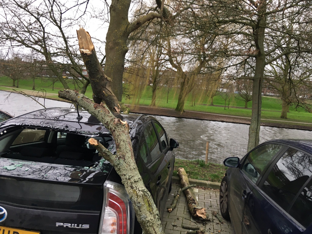 Schade aan auto&#039;s en balkons in Schiedam door Ciara