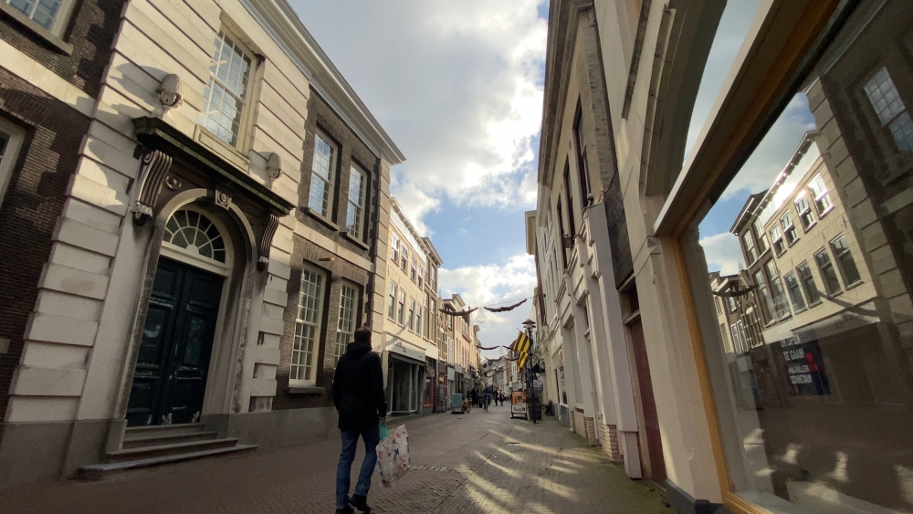 Klopt het dat Schiedammers hun aankopen steeds vaker buiten de stad doen? SCHIE zoekt het uit.