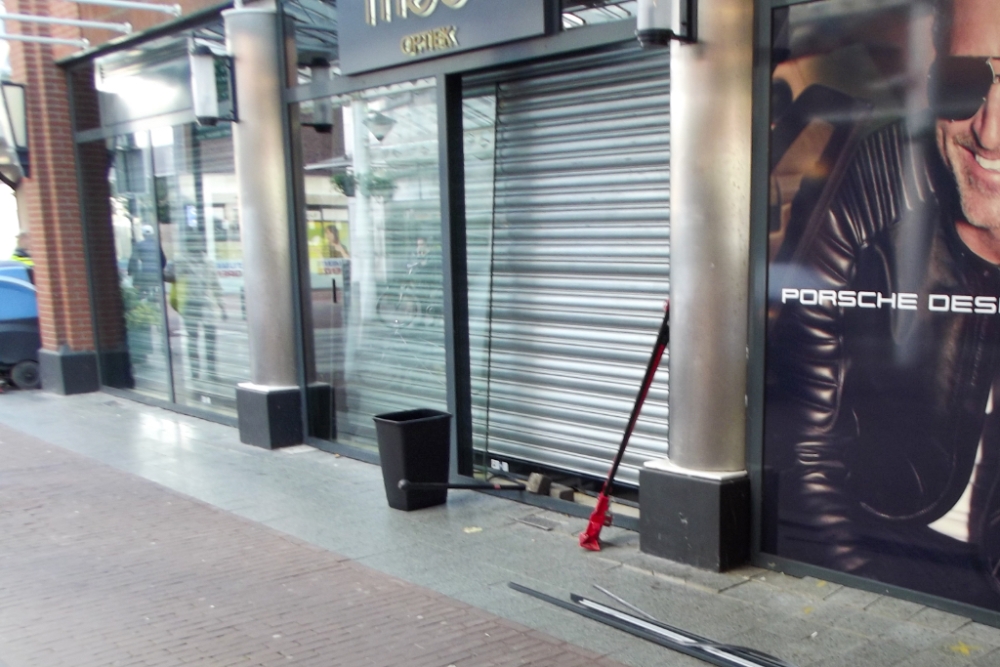 Vakkundige glaszetters breken in bij opticien, maar nemen geen enkele bril mee