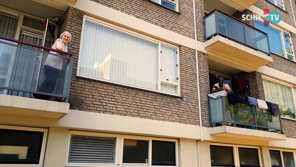 Concert in binnentuin flats Delflandseweg