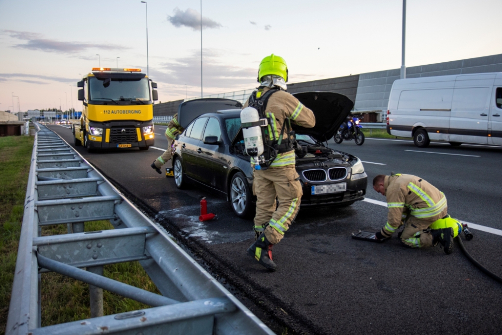 Brand in auto op de snelweg