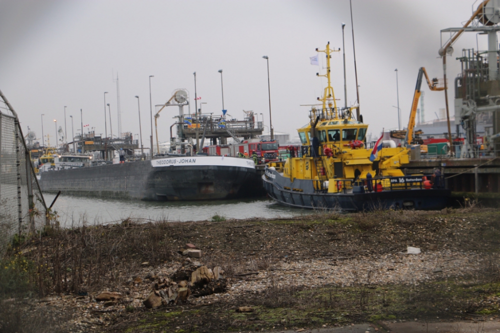 Binnenvaartschip met diesel dreigt te kapseizen