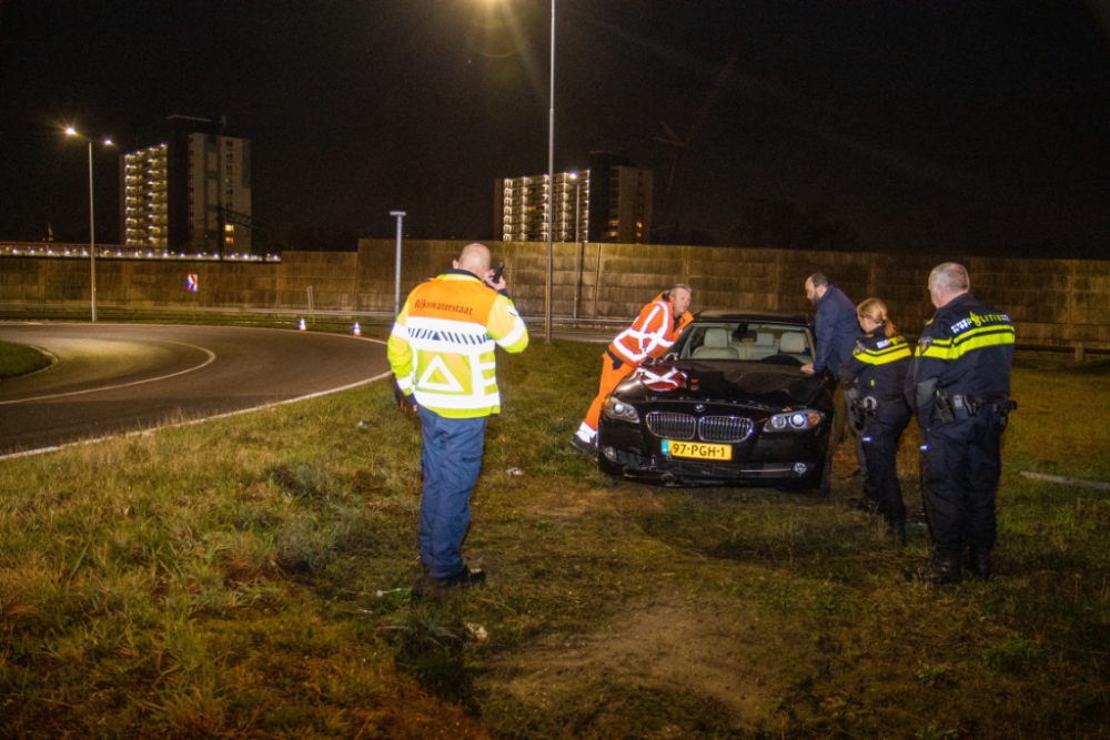 Auto vliegt uit de bocht op de oprit van de A20