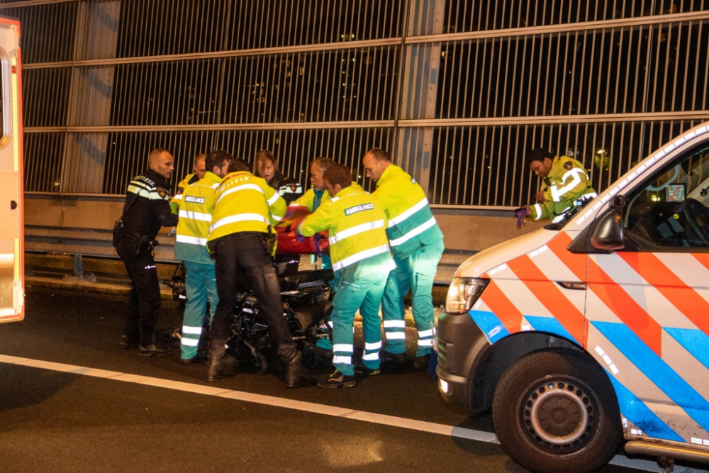 Voetganger zwaargewond na aanrijding A20