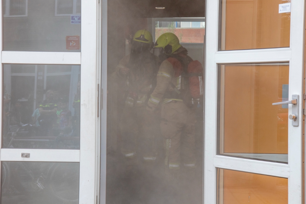 Brand onder overkapping van basisschool aan de Anthonie Muysstraat