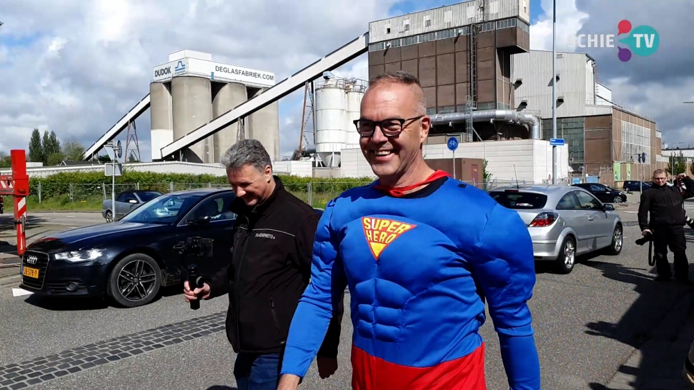 Brandweerwachtcommandant Rudy &#039;Superman&#039; Büchner op laatste dag in het zonnetje gezet