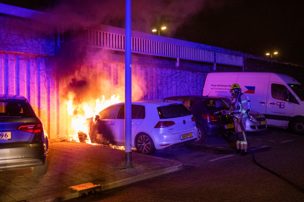 Auto verwoest door brand in de Gorzen