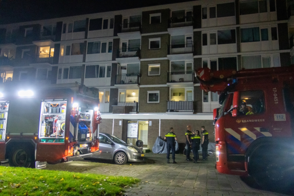 Brand bij voordeur Schiedamse portiekwoning: woningen tijdelijk ontruimd