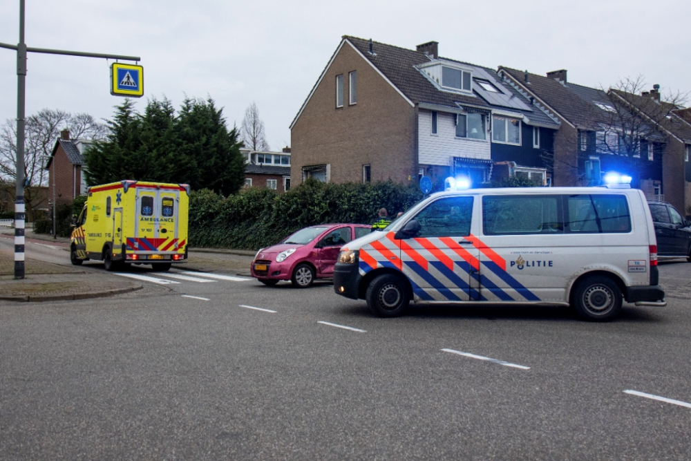 Auto en busje botsen in Noord