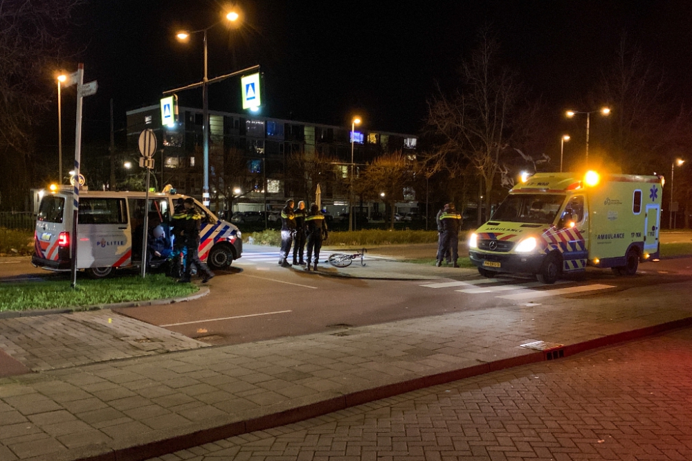 Fietser gewond na aanrijding op Nieuwlandplein