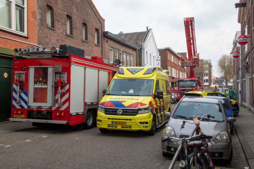 Westfrankelandsestraat vol hulpverleningsvoertuigen vanwege medische noodsituatie