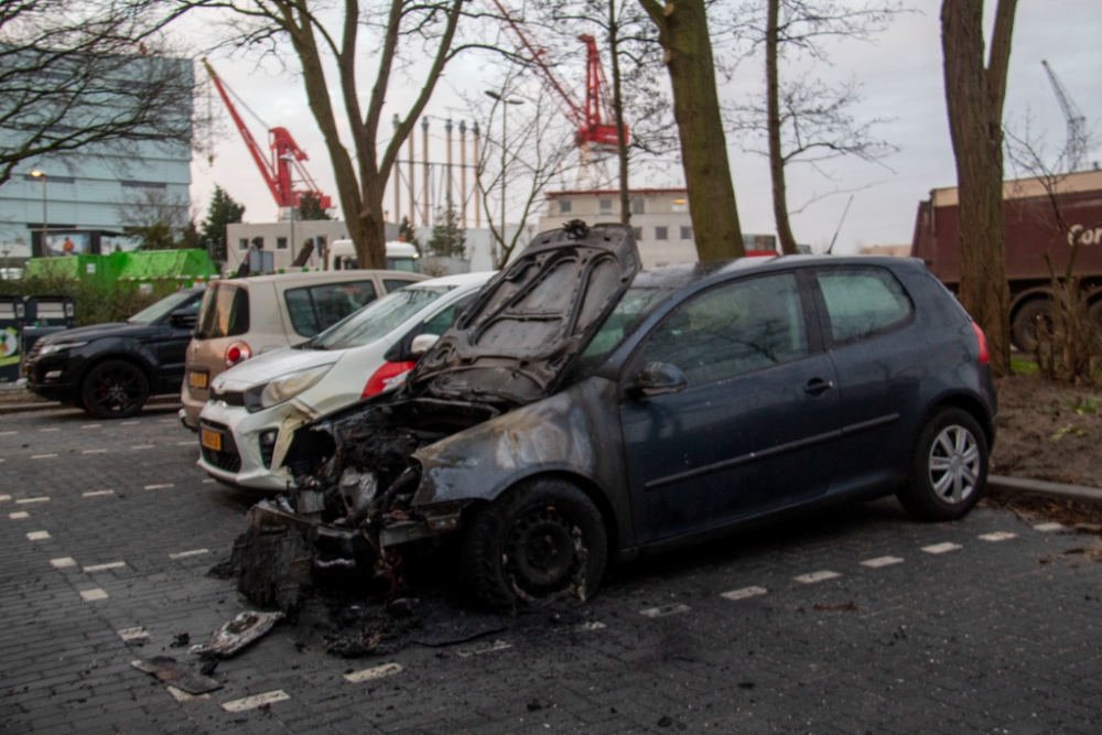 Auto Julianalaan flink beschadigd door brand