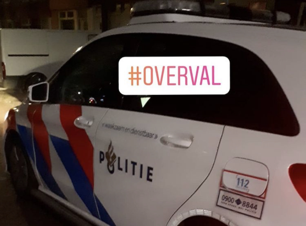 60-jarige supermarktmedewerkster vastgegrepen door overvaller met fors postuur en donkere huidskleur