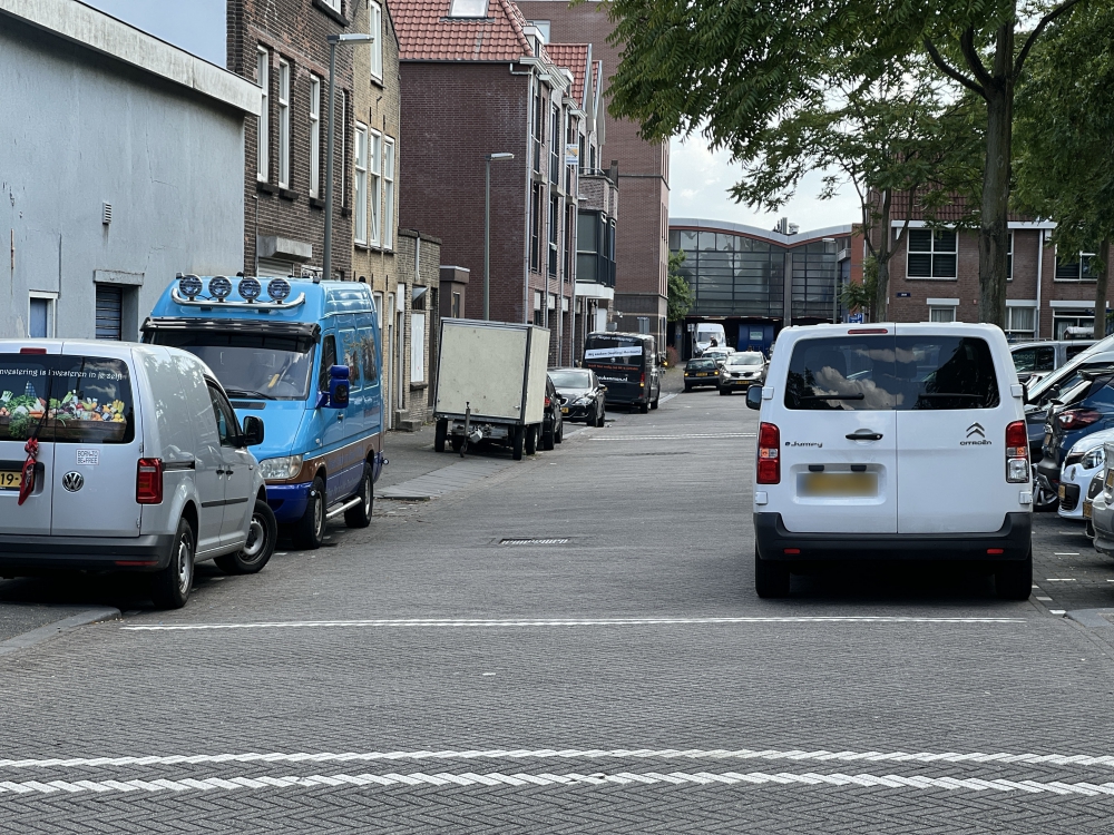 Meeste bekeuringen in Schiedam voor parkeren op de stoep, minder boetes voor te hard rijden