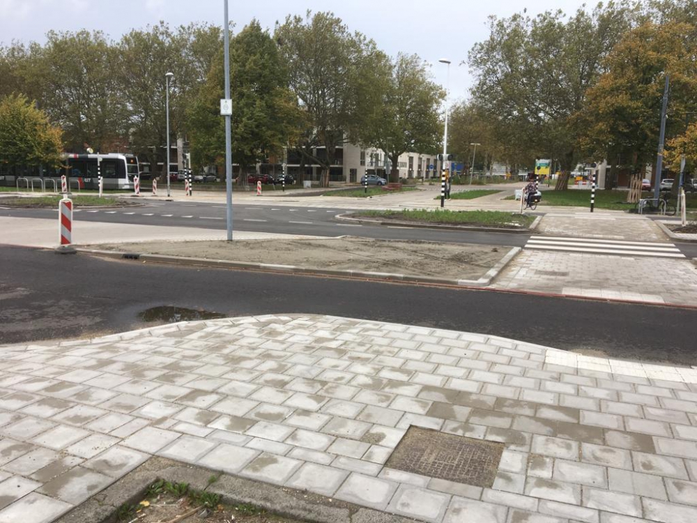 Fietsers moeten op kruising Van Haarenlaan/Parkweg soms drie keer oversteken en haakse bochten maken