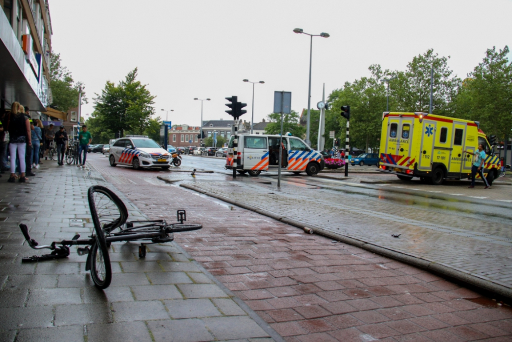 Auto vliegt uit de bocht: fietser aangereden op de Koemarkt