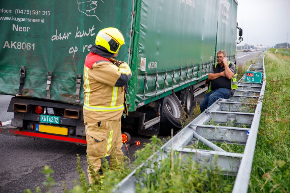 Lange file op de A20 richting Schiedam door gebroken achterwiel