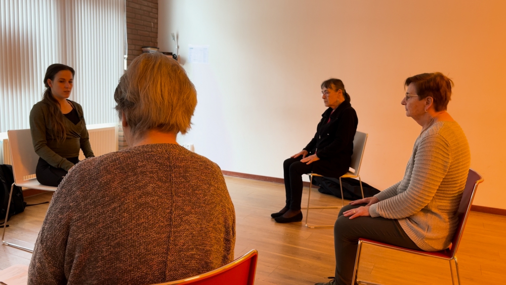 Stoelyoga tijdens de Nationale Beweegweek voor ouderen in Hof in Zuid