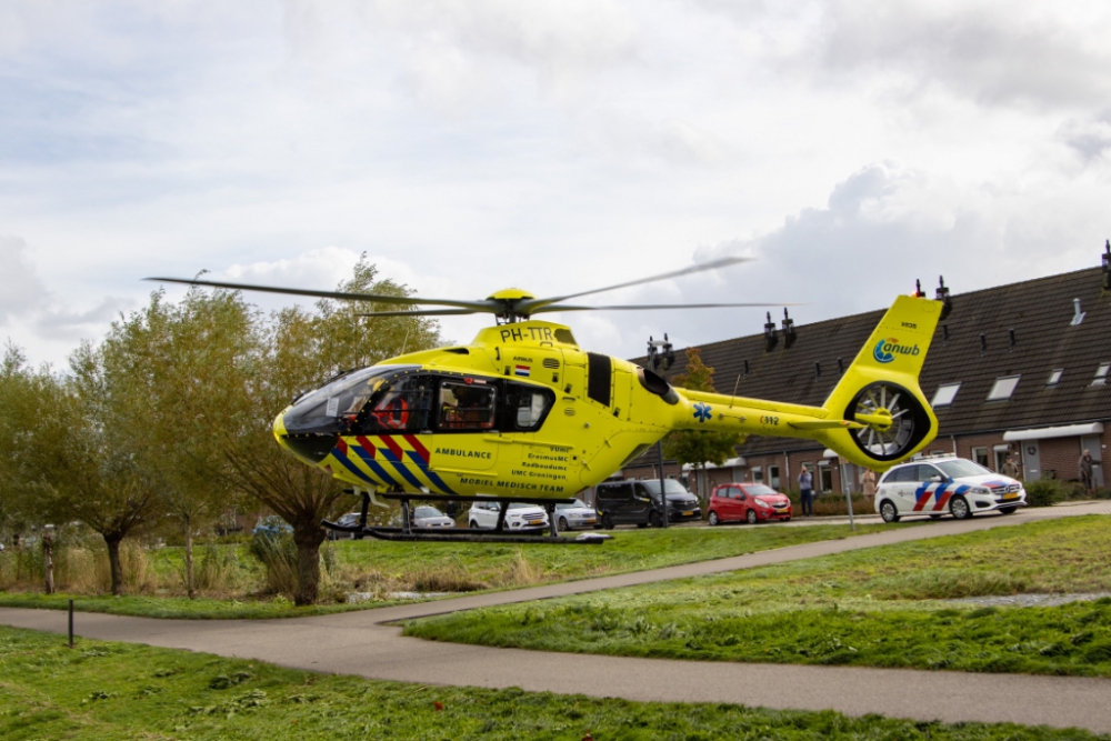 Traumaheli landt op fietspad voor inzet Muiderslotstraat