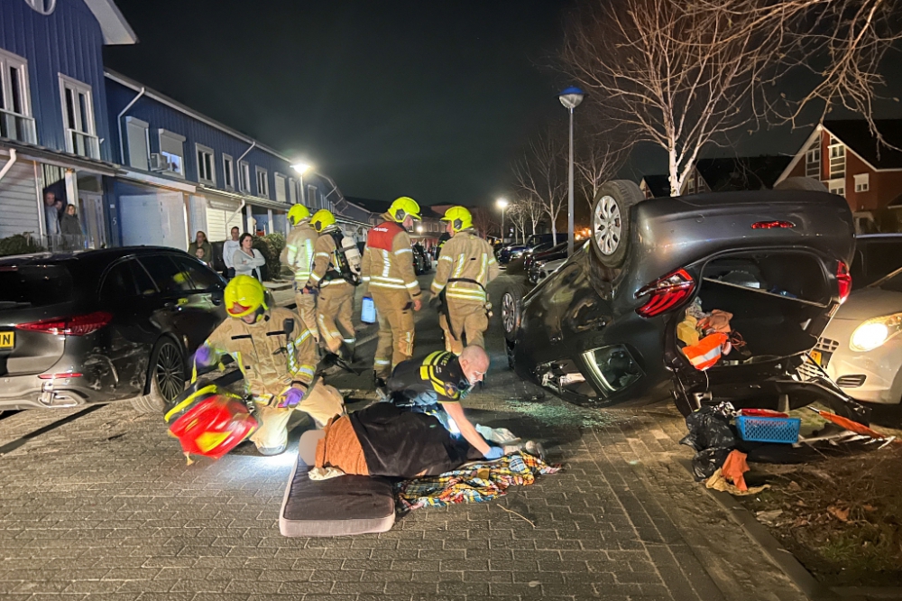 Oudere vrouw slaat met auto over de kop