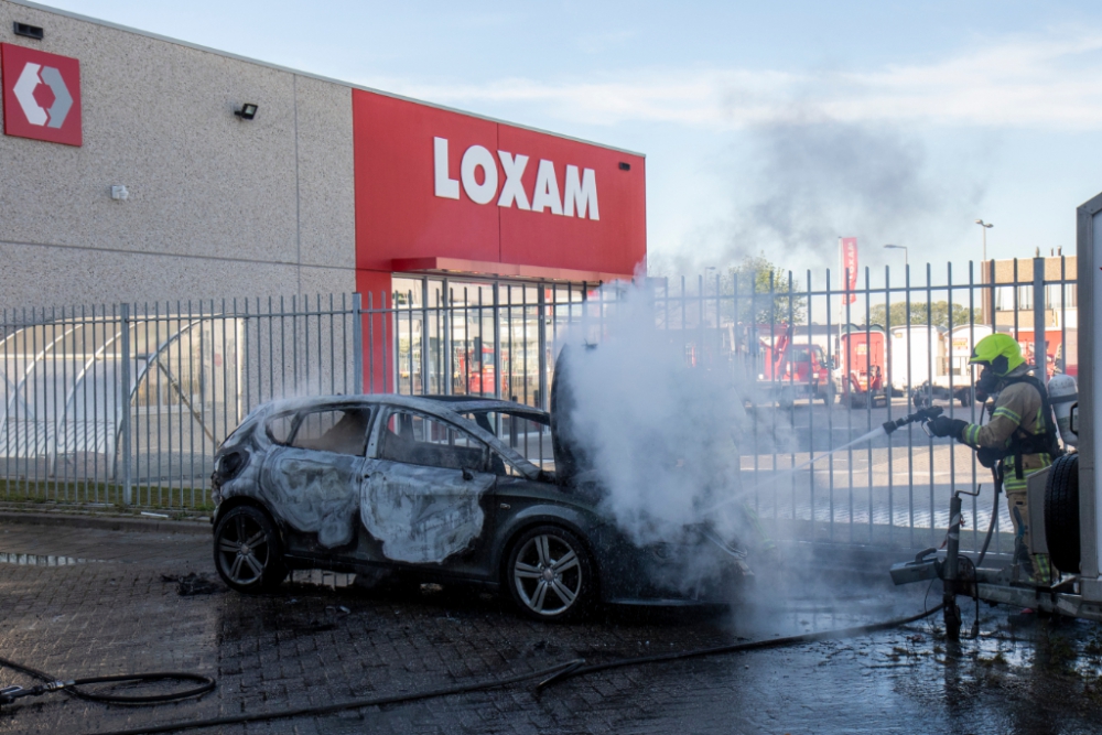 Auto volledig uitgebrand in de Spaanse Polder