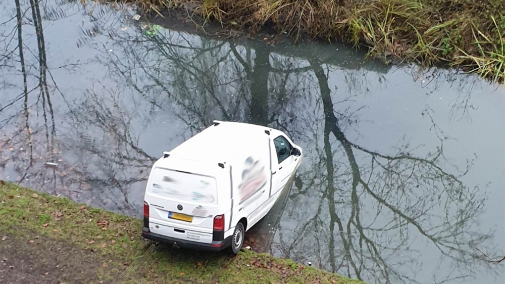 Bedrijfsbusje rolt over het gras in de sloot; er waren drie takelwagens nodig om het busje weer op de kant te krijgen