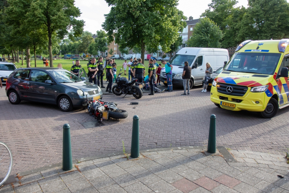 Motor en auto botsen frontaal op de Hogenbanweg