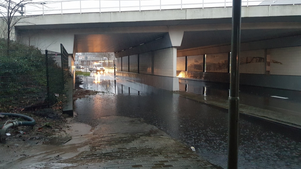 Tunnel &#039;s Gravelandseweg afgesloten door wateroverlast