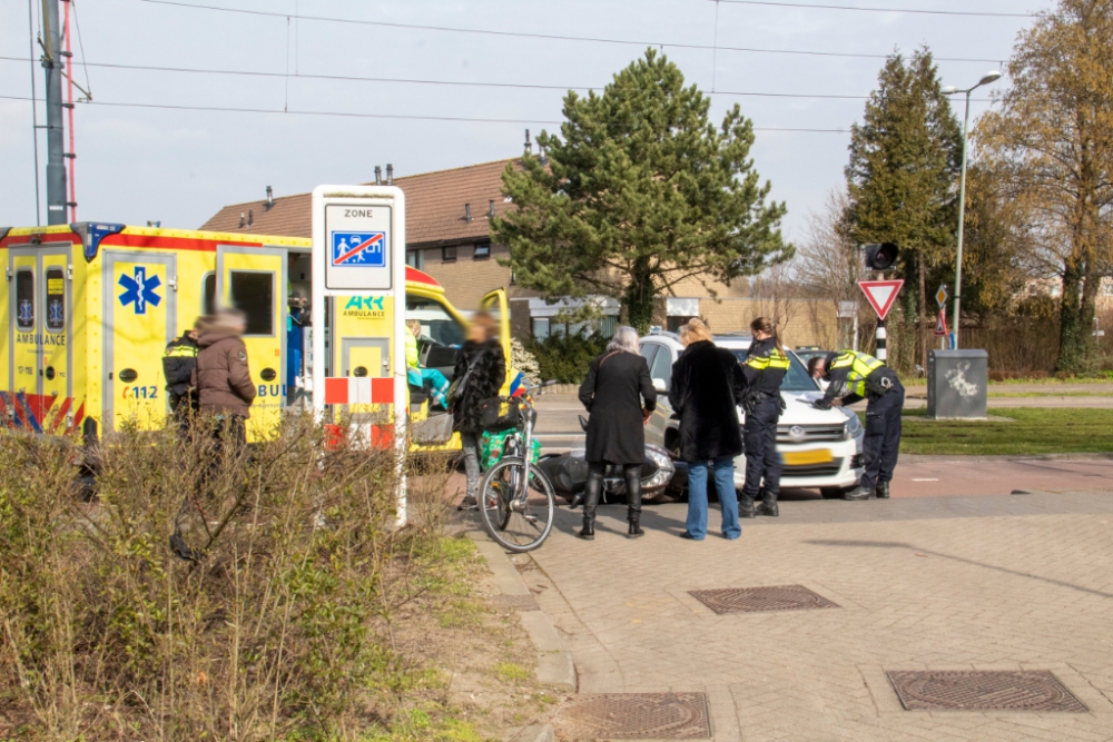 Scooterrijder op fietspad aangereden door auto in Noord