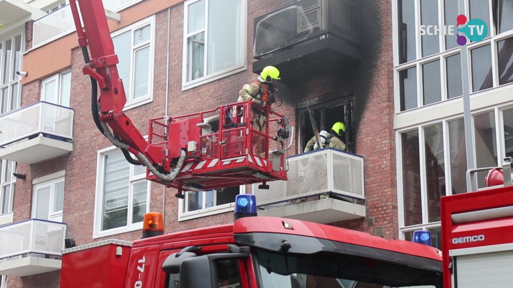 Brandweer redt moeder en kind uit brandende flat