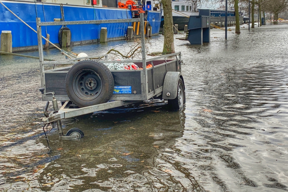 Aanhangwagentje krijgt nog net geen zwemles