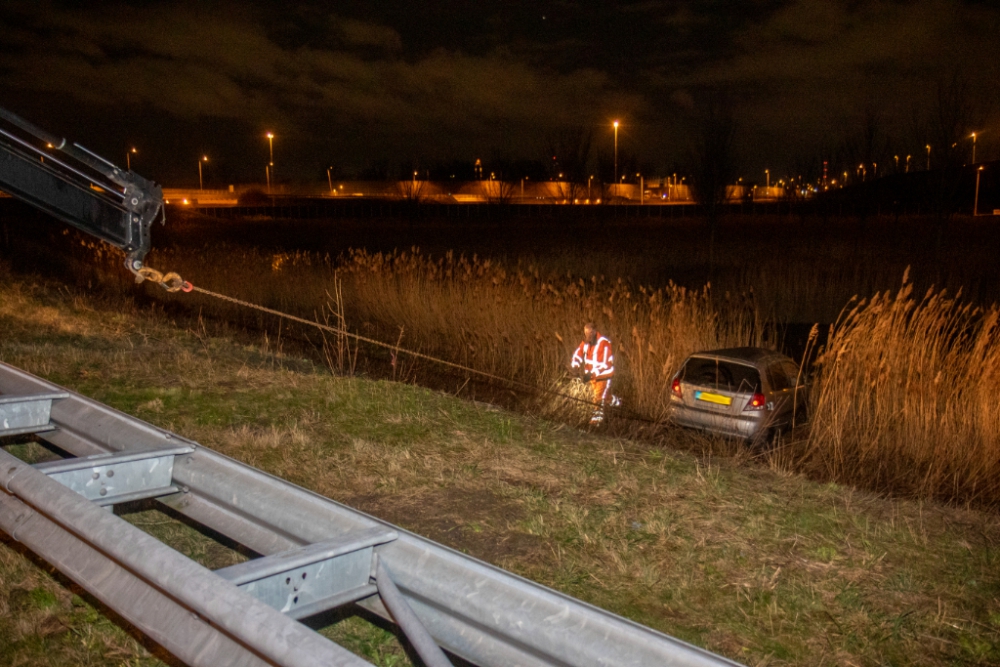 Auto uit de bocht op de A4 en te water