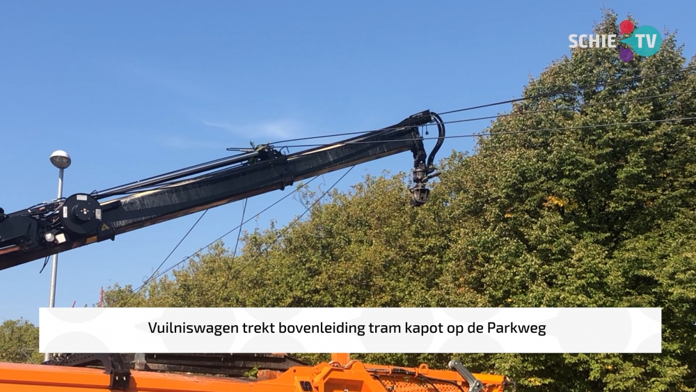 Vuilniswagen trekt bovenleiding tram kapot op de Parkweg