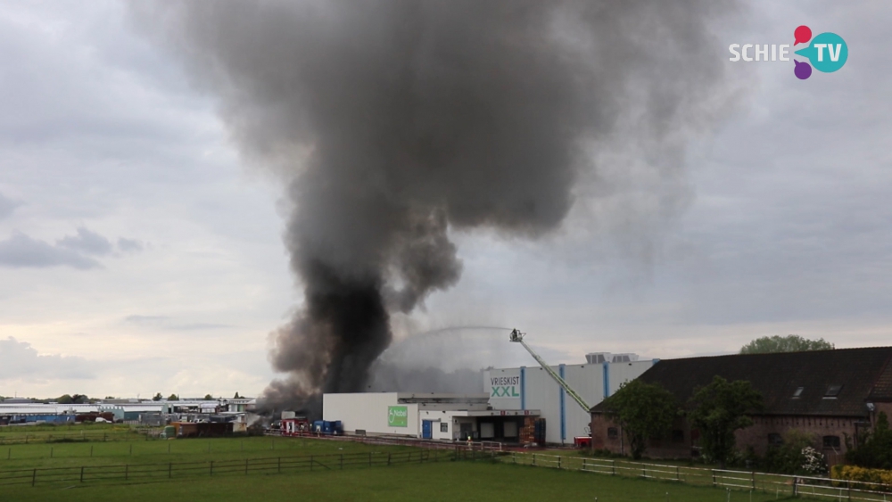 Zeer grote brand in Bleiswijk ook in Schiedam te zien