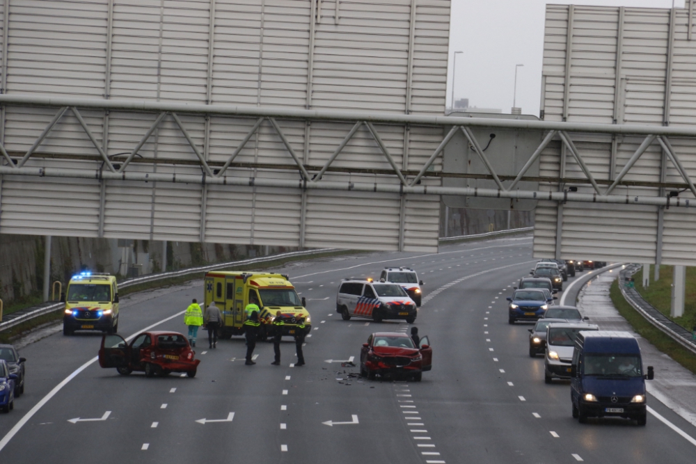 Twee auto&#039;s zwaar beschadigd bij aanrijding op de A4; ongeval zorgt voor lange files