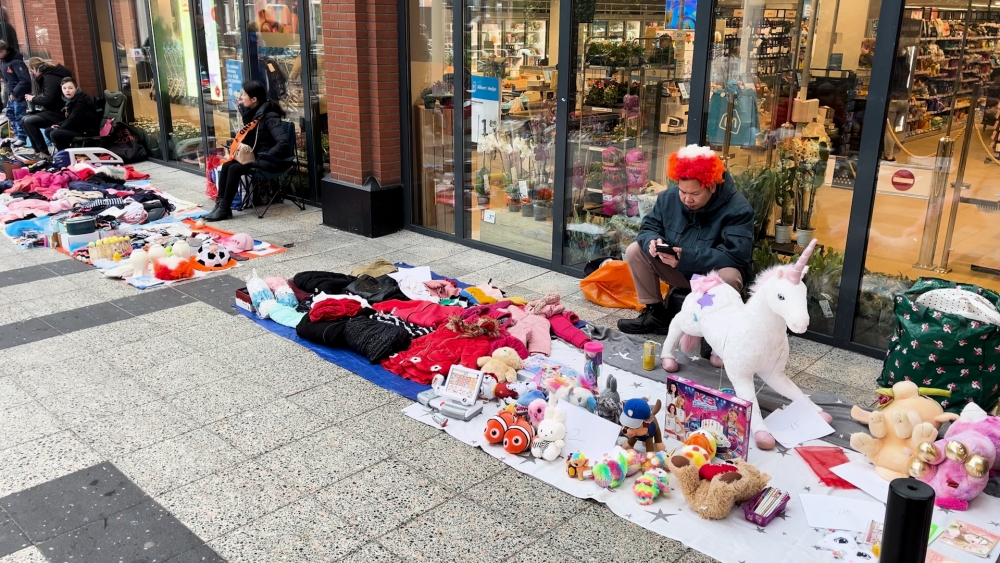 Vazen, koekjes en fietstassen: een (gelukkig overdekte) Vlaardingse kleedjesmarkt