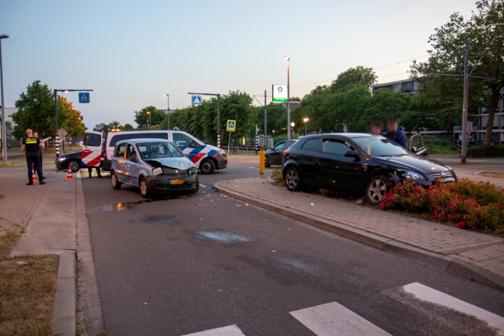 Veel schade bij botsing tussen auto&#039;s op de Burgemeester van Haarenlaan