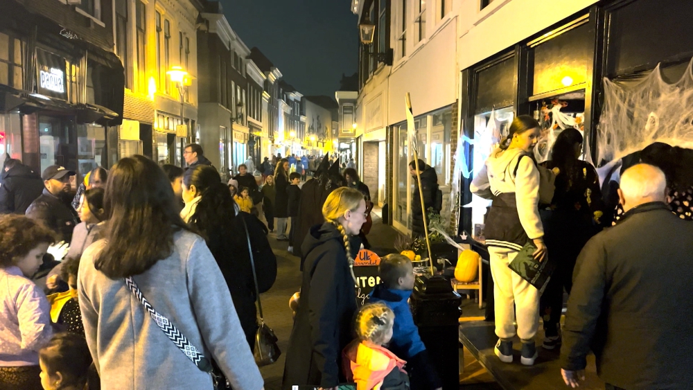 Halloweengriezeltocht op de Hoogstraat:  ‘Heel druk, heel gezellig, maar ook heel griezelig’