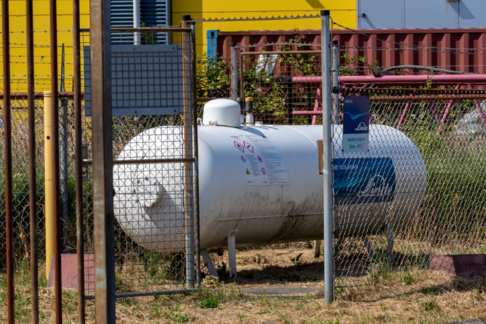 Industrieterrein bij Vijfsluizen afgesloten door blazende gastank