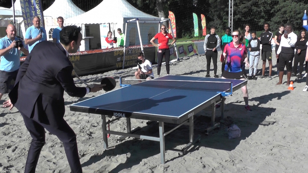 Sportief evenement Southbeach geopend met partijtje tafeltennis met de wethouder