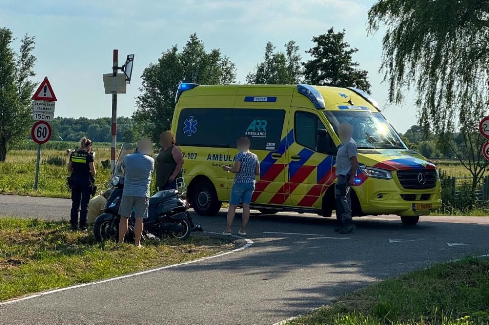 Vrouw op scooter raakt gewond bij aanrijding met auto